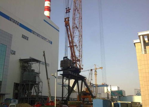 目前國內(nèi)最高的扳起式塔吊,主鉤最大起重量可達(dá)95噸,堪稱龐然大物