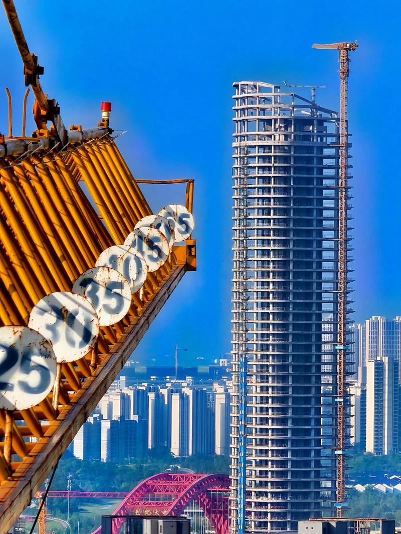 晴空下的贛州 塔吊林立，城市新顏耀眼綻放