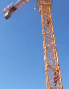 七旬老太昏倒30米塔吊，三名消防勇士成功營救